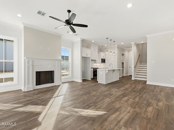 3rd image of 302 Villager Ave
