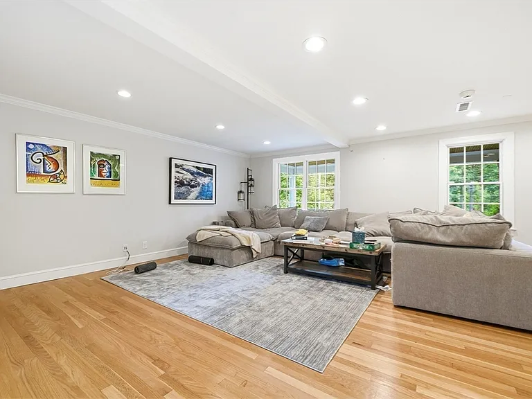 17 Hawthorne Ln — Photo 13