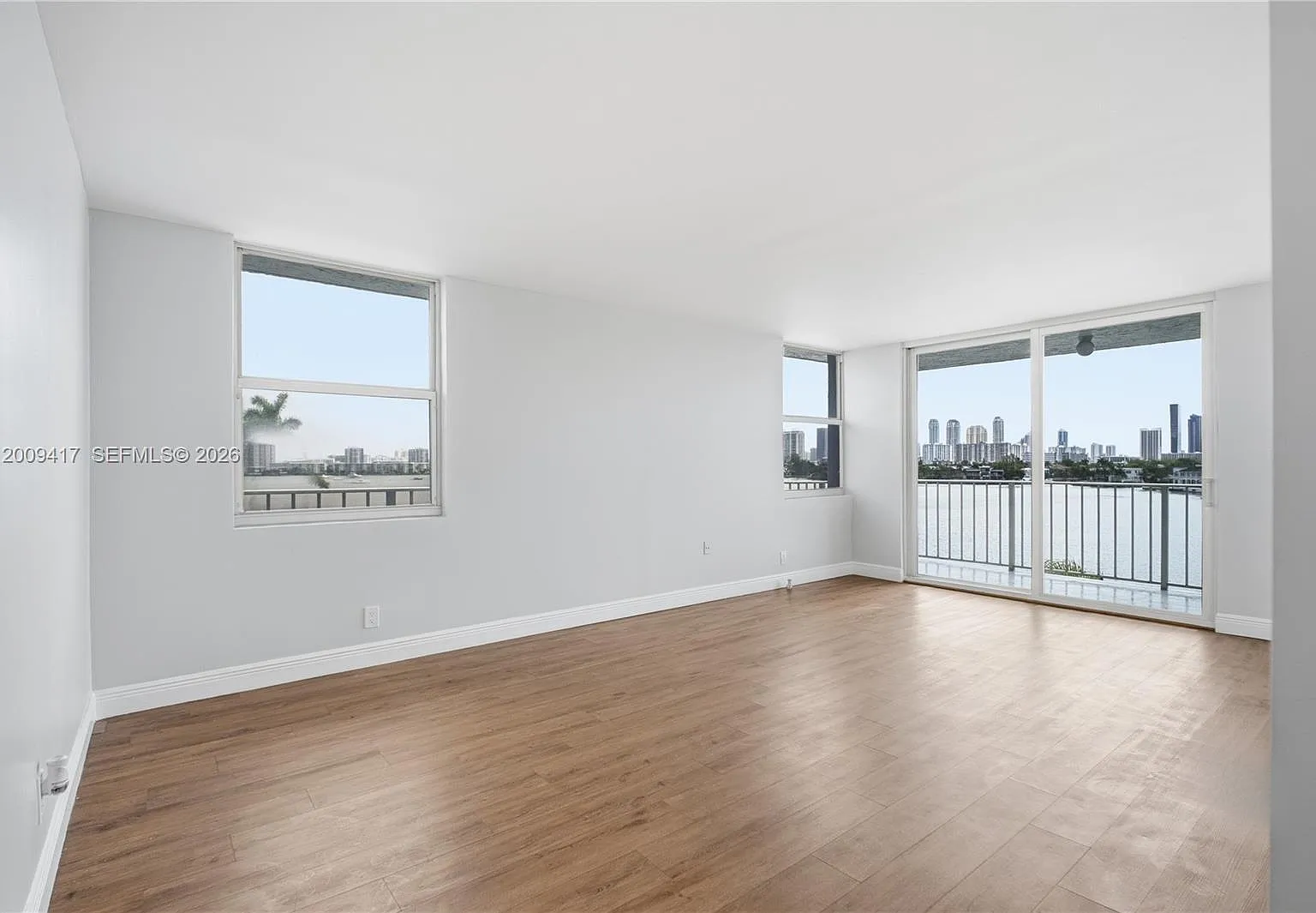 Reef South Condo — Photo 1