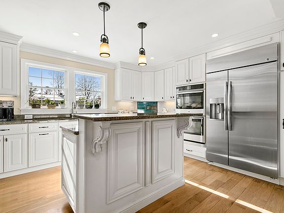 Center Island
Breakfast Bar