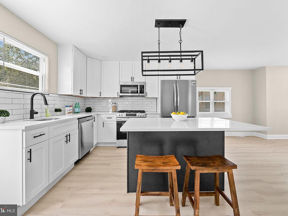 1st image of 122 E Park Ave
