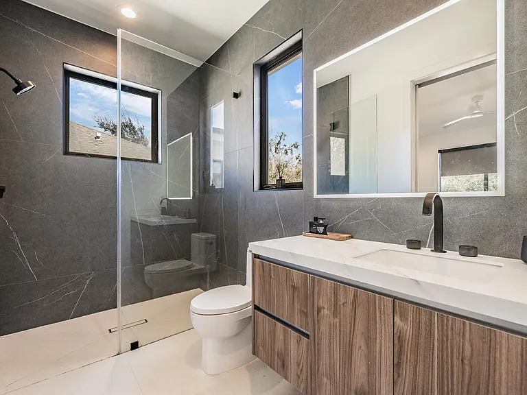 212 S Renellie Dr — Photo 3