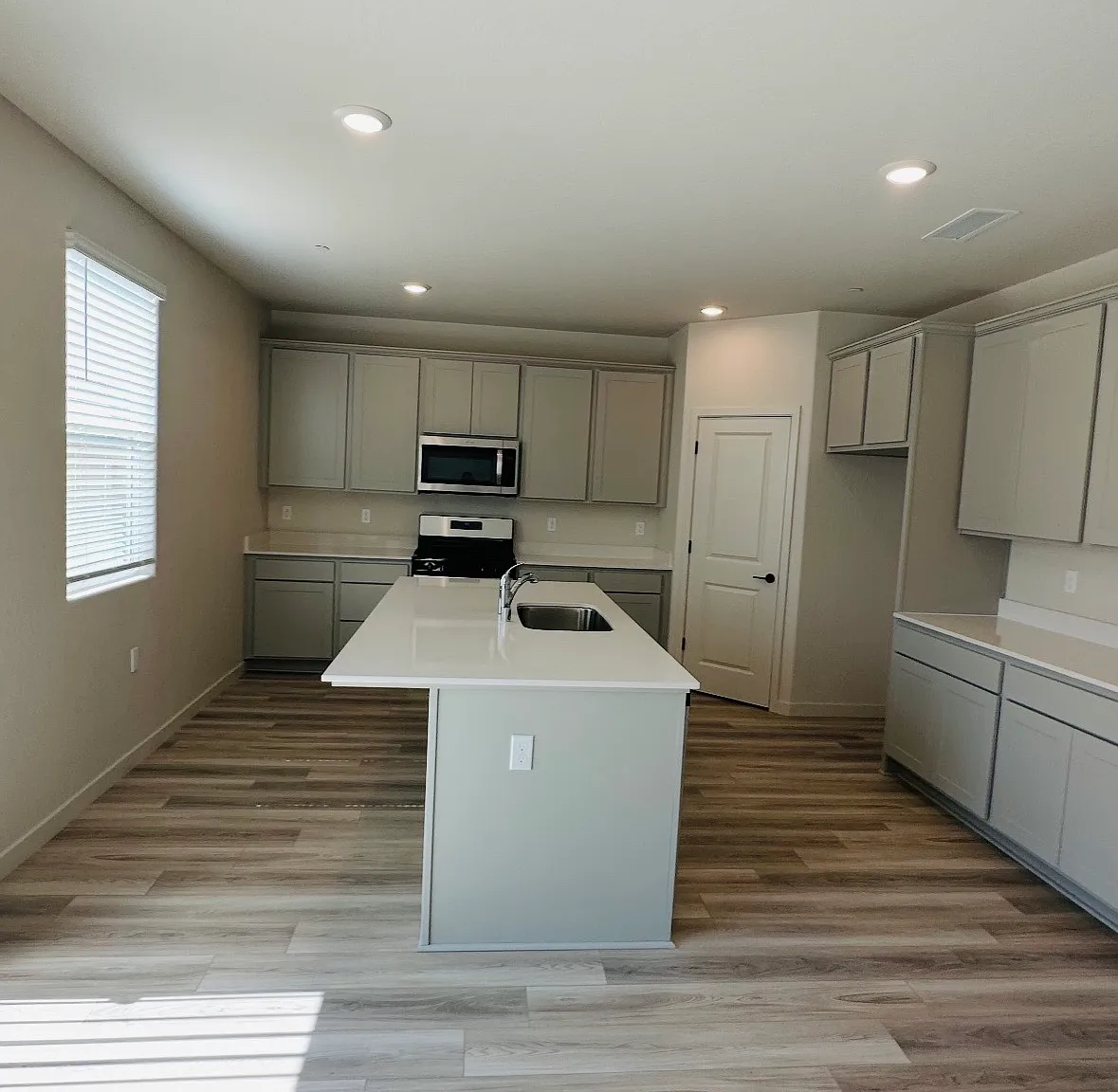 4 bed, 2454 sqft, $3,000 — Photo 2