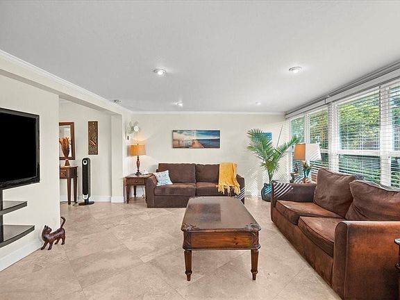 2nd image of 1145 NE 12th Avenue
