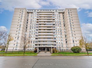 130 Neptune Dr #904, Toronto, ON M6A 1X5