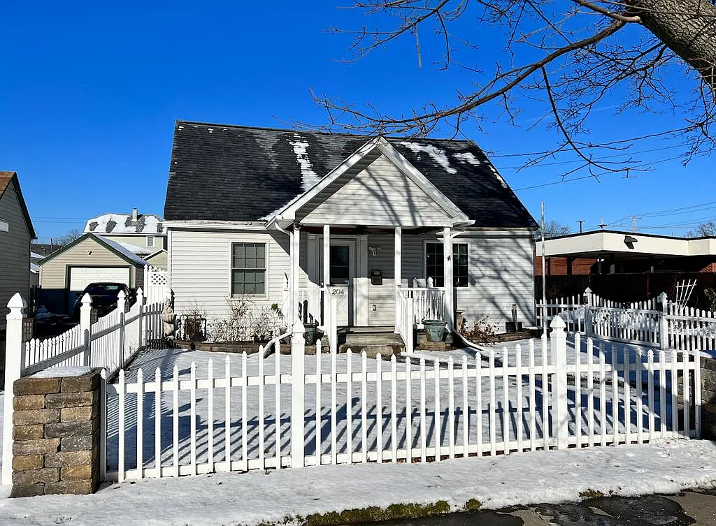 204 Chapman Pl photo 1