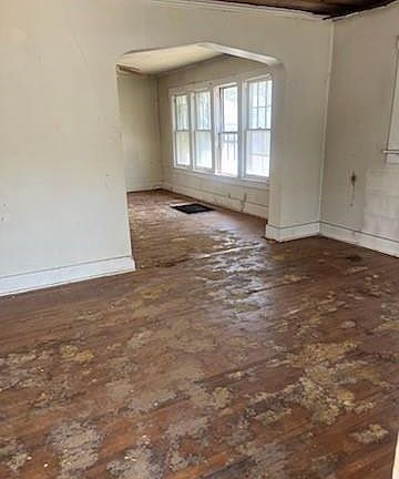 3rd image of 900 E Main St