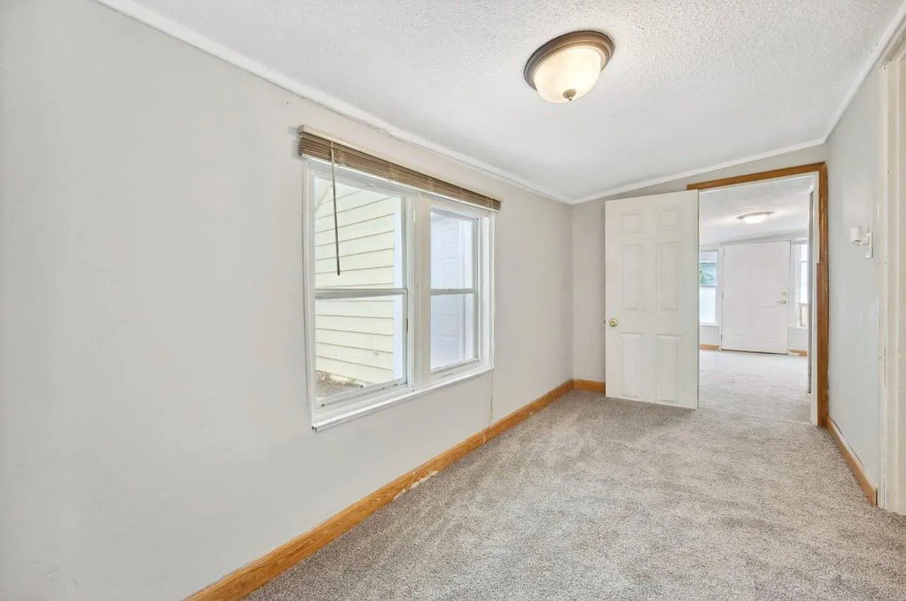 3 bed, 1019 sqft, $1,999 — Photo 2