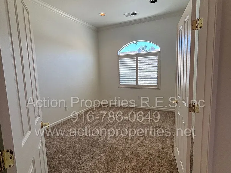 320 Bettencourt Dr — Photo 3