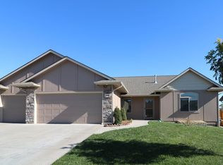 978 N Cedar Brook Cir, Mulvane, KS 67110