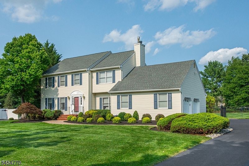 1st image of 10 Earhart Dr