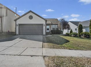 1575 Pebble Beach Dr, Pontiac, MI 48340