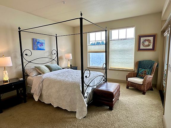 Many themed bedding options available. Full linens, towels and beach towels provided.