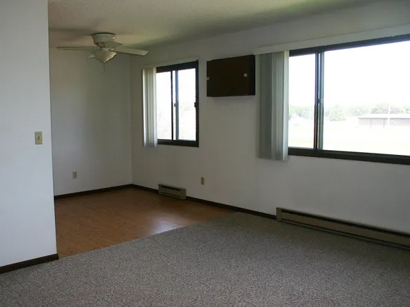 610 W 6th St #4, Winthrop, MN 55396