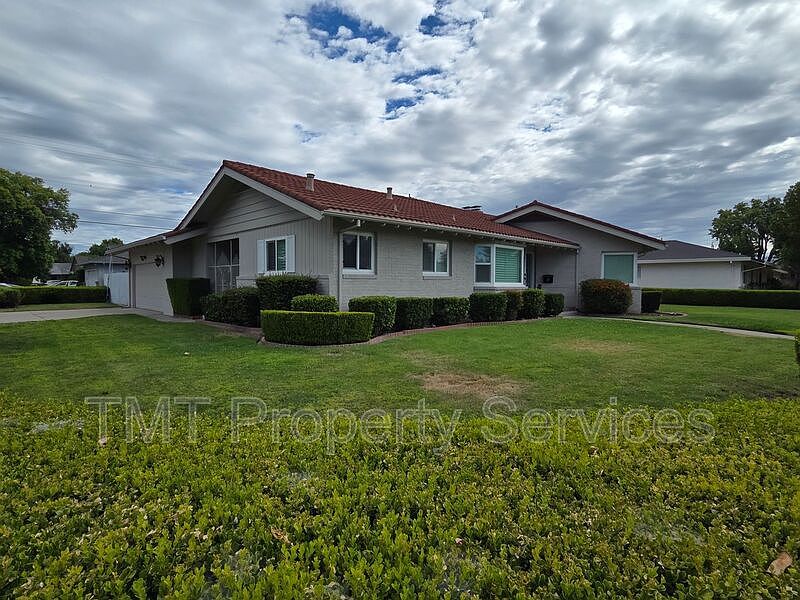 1st image of 9 W Robinhood Dr