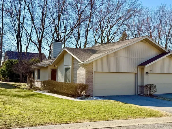1992 Hunters Ln, Lake Orion, MI 48360
