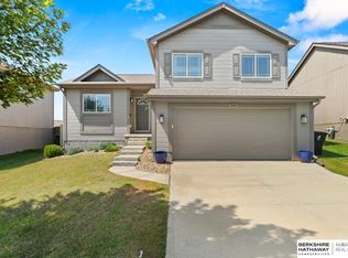 9158 Black St, Omaha, NE 68122