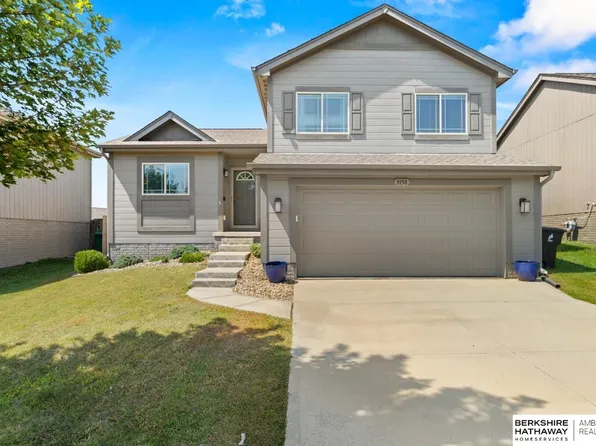 9158 Black St, Omaha, NE 68122