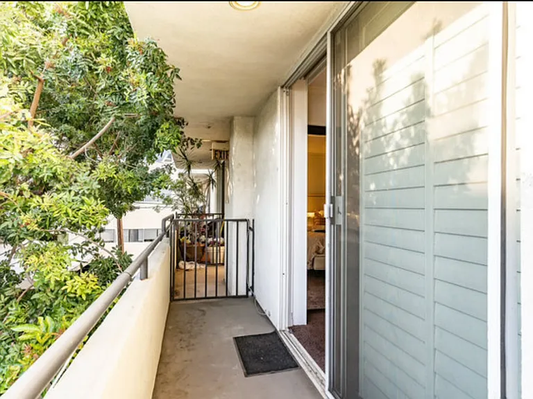 1819 Holmby Ave #204 — Photo 17