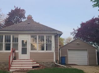 705 9th St, Grundy Center, IA 50638