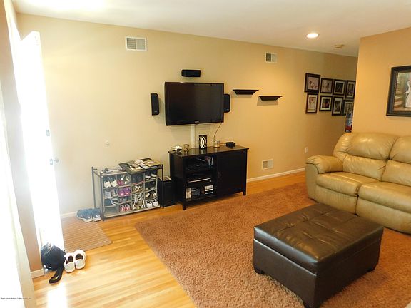 4th image of 256 Malvine Ave