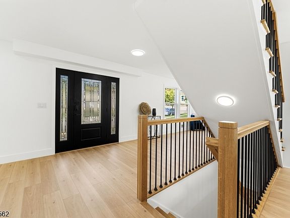 5th image of 89 Susan Ct