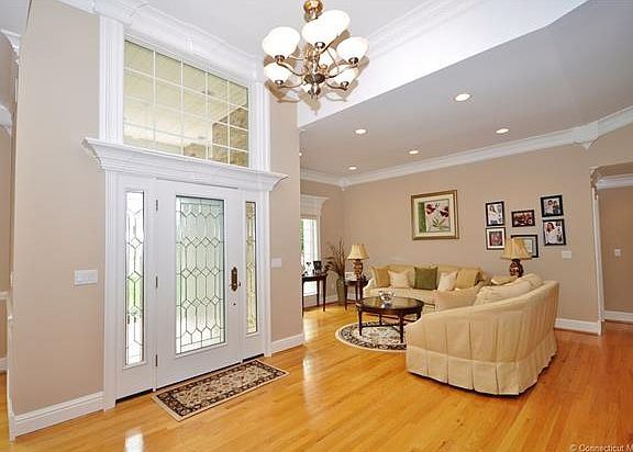 4th image of 15 Knoll Ln