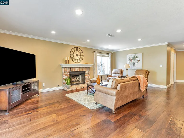 668 Sun Tree Ct — Photo 12