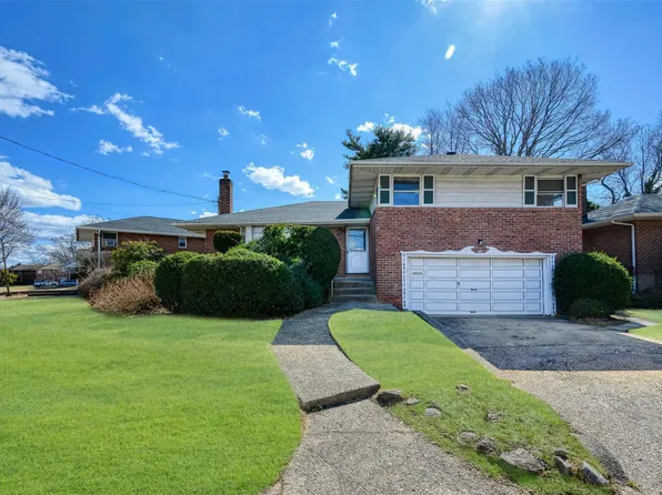 5 Hollow Court, Westbury, NY 11590