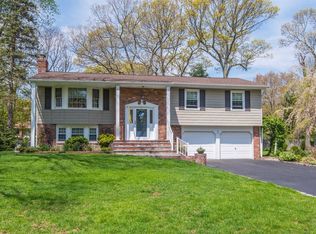 2 Pinecone Ln, Commack, NY 11725