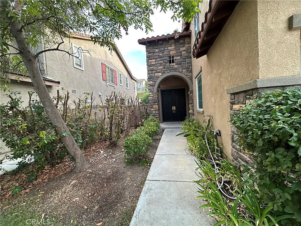 5 bed, 3194 sqft, $3,650 — Photo 2