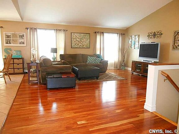 4th image of 17 Woodbine Dr