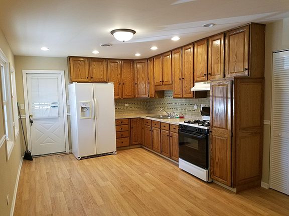 3rd image of 432 S Ahlborn Dr