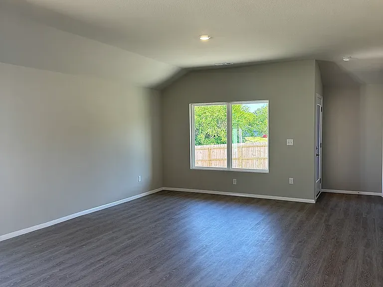 2628 Woodfield Dr — Photo 3