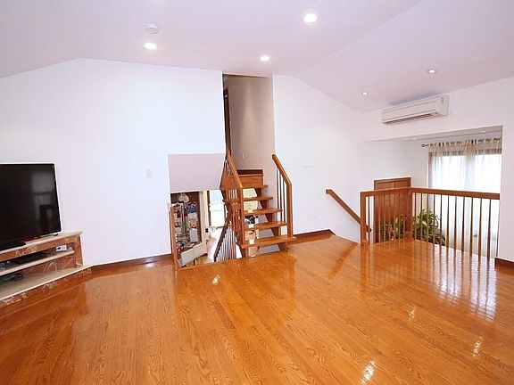 4th image of 2428 E 64th St