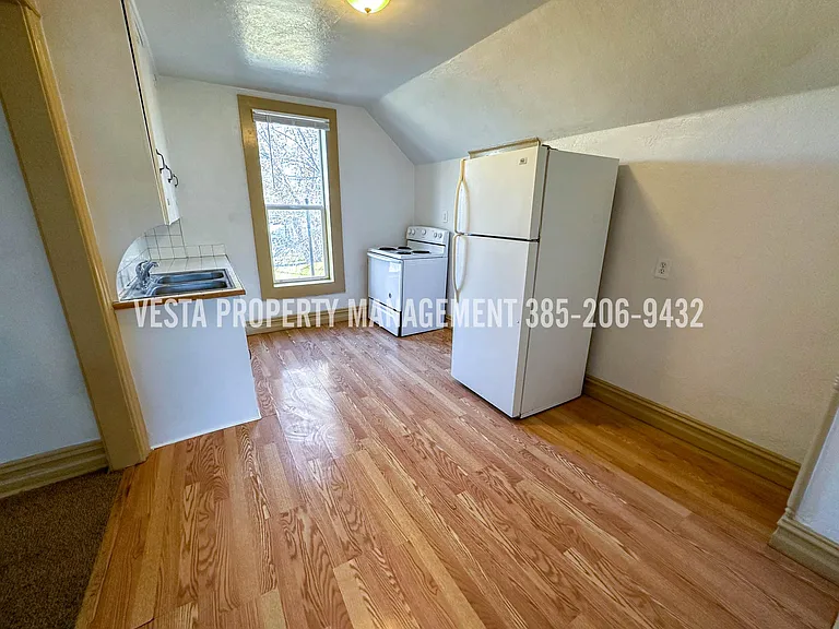 572 21st St #3 — Photo 2