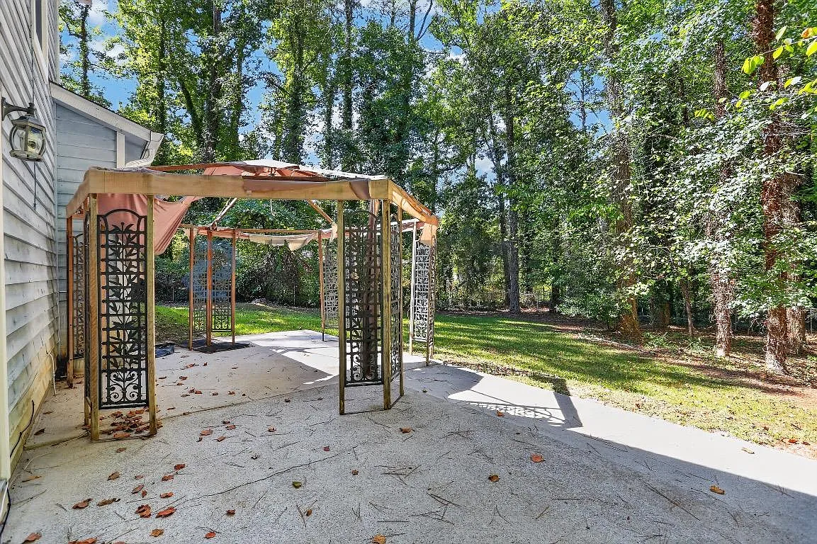 4 bed, 2100 sqft, $2,275 — Photo 4