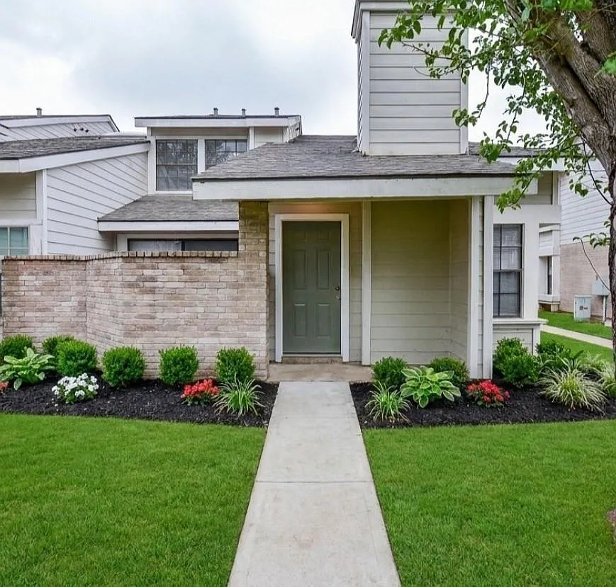 3 bed, 2.0 bath, 1320 sqft, $1,650 — Photo 1