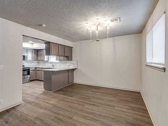 4th image of 2109 Tanglewood Dr