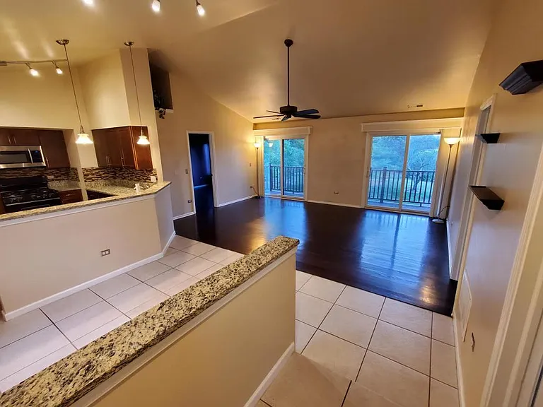357 Bloomfield Ln — Photo 2