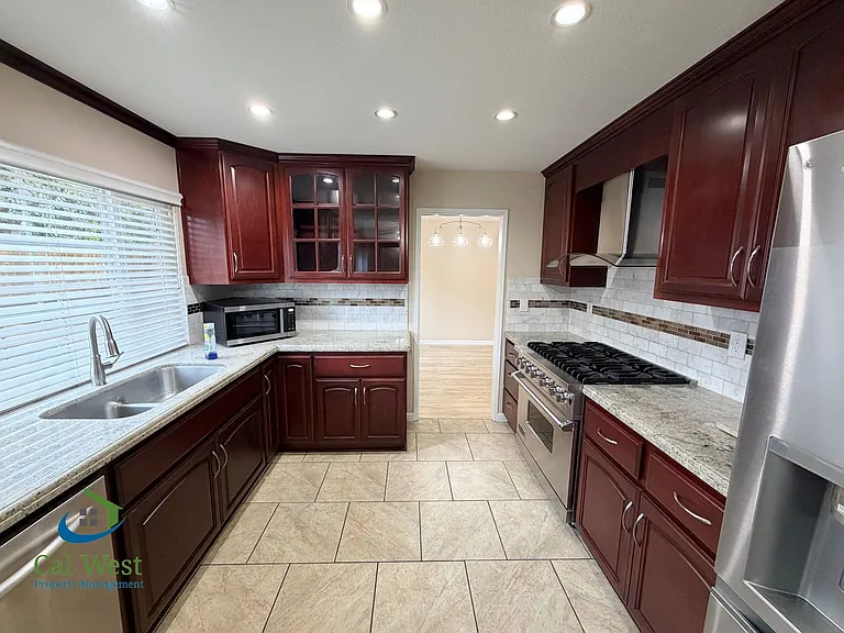6465 Sussex Pl — Photo 4