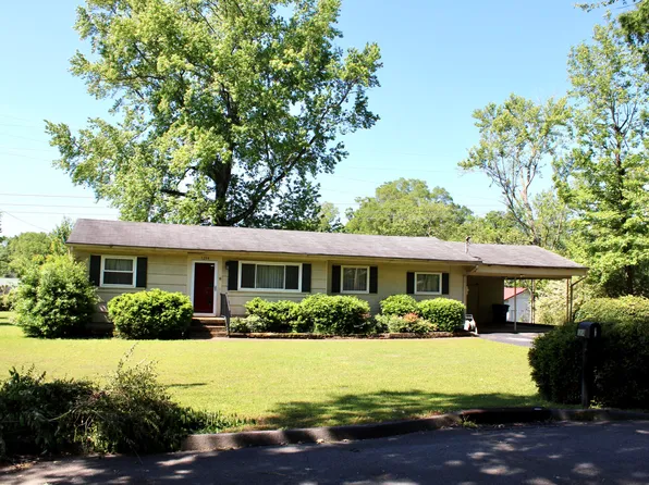 1204 Echo Dr, Hixson, TN 37343