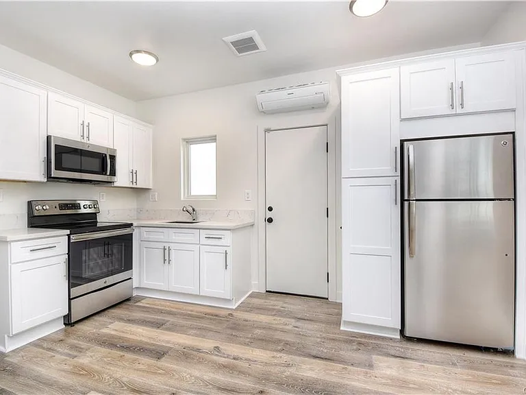 375 Termino Ave — Photo 5
