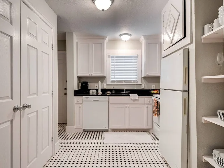 1501 W Myrtle — Photo 19