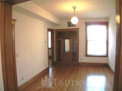 1st image of 3900 N Greenview Ave #39083