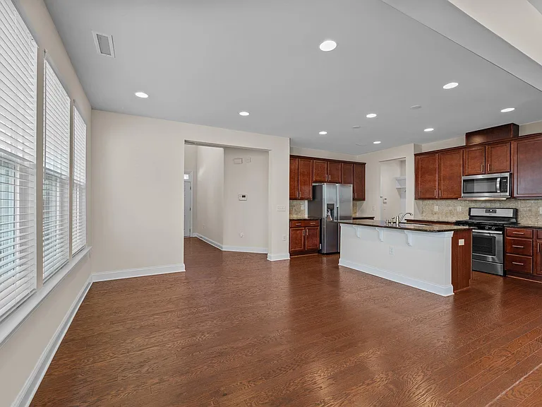 271 Begen St — Photo 9