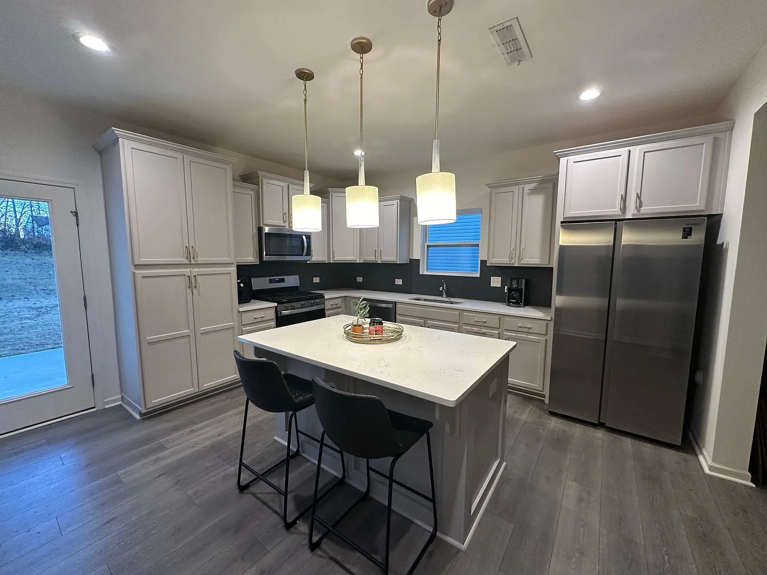 3 bed, 2.5 bath, 2201 sqft, $2,200 — Photo 3
