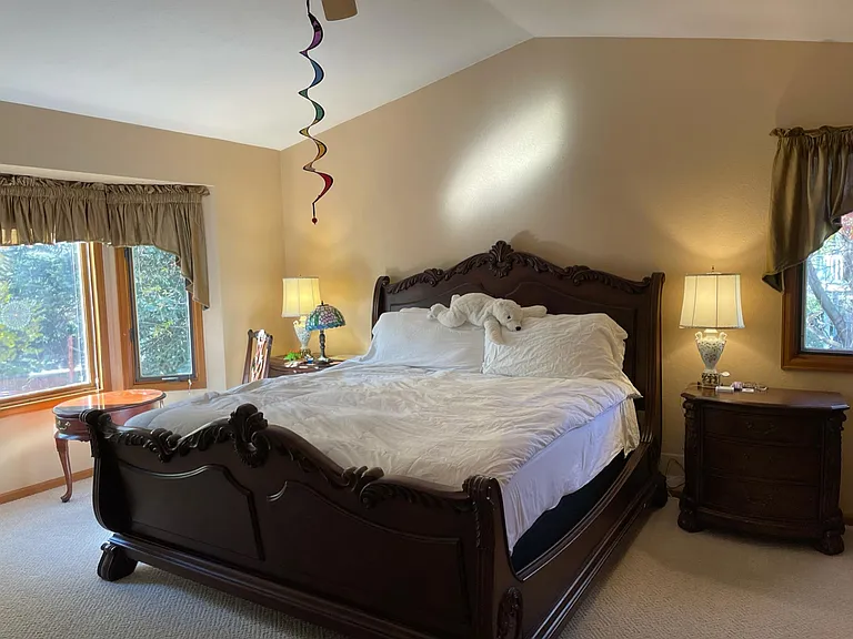 Main bedroom with king-size bed (second floor)