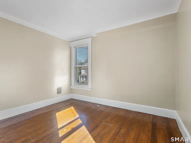 304 Fairview Ave — Photo 6