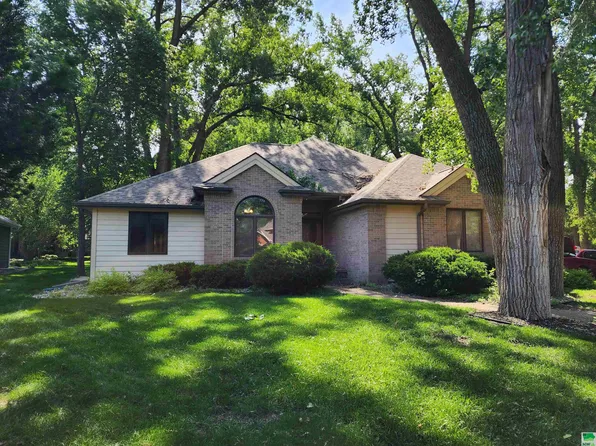 467 N Royal Troon Dr, Dakota Dunes, SD 57049